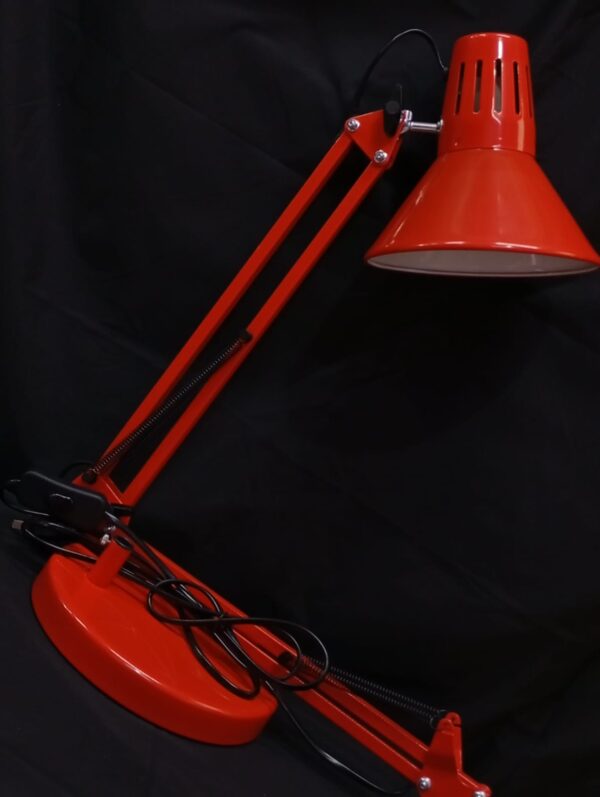 Lámpara de mesa con base color rojo