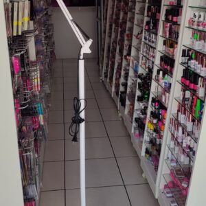 Lampara alta con base  de campana color blanco