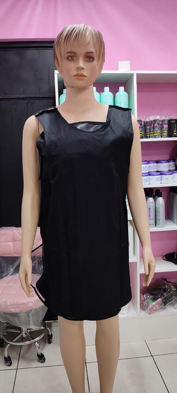 Gabacha color negro impermeable con diseño de agujeros en la parte de atrás