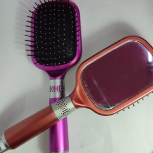 Peine color rosado para desenredar cabello con espejo