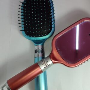Peine color celeste para desenredar el cabello con espejo
