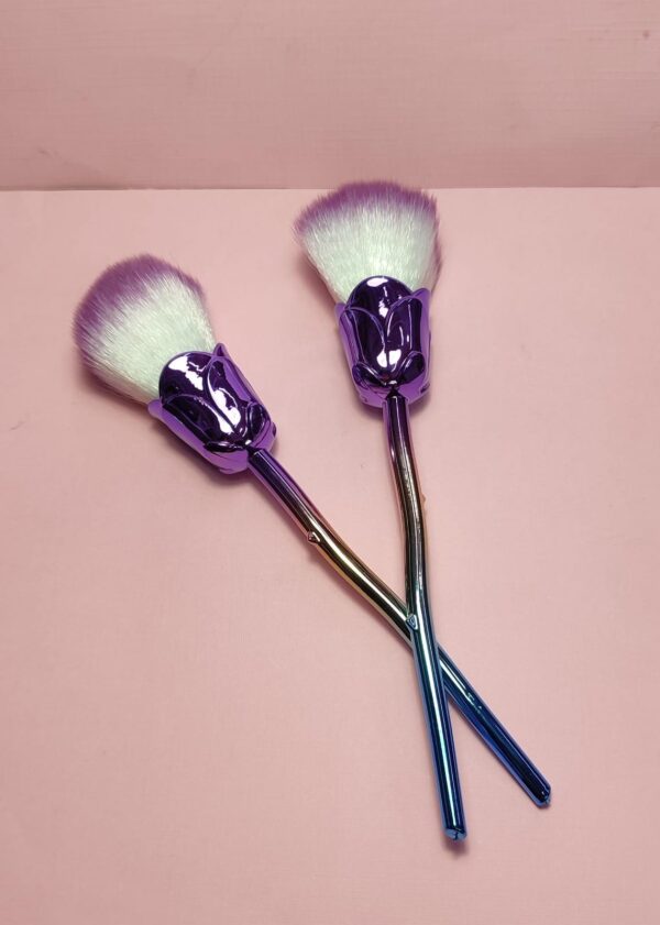 bledo  banco con  morado en forma de rosa
