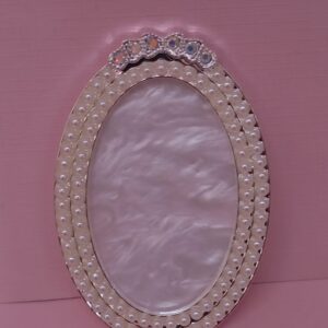 Exhibidor de mostrario (base para mezclas de gel uñas) forma de óvalo plateado con blanco y perlas