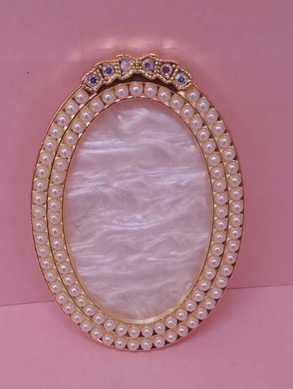 Exhibidor de mostrario (base para mezclas de gel uñas) forma de óval dorado con blanco y perlas