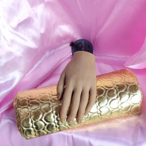 Apoya brazo dorados con estampado de corazones